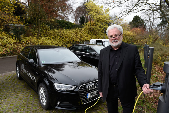 Staatsminister Klaus-Peter Murawski bei der Vorstellung der Dienstfahrzeugflotte mit alternativem Antrieb des Staatsministeriums