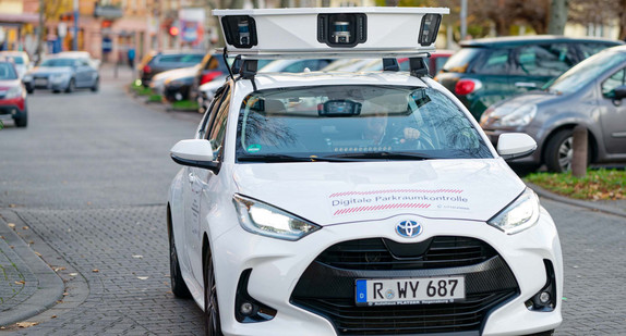 Ein „Scan-Fahrzeug“ mit speziellen, auf dem Autodach montierten Kameras fährt durch eine Straße im Stadtteil Neckarstadt-West in Mannheim. Ein „Scan-Fahrzeug“ mit speziellen, auf dem Autodach montierten Kameras fährt durch eine Straße im Stadtteil Neckarstadt-West in Mannheim.