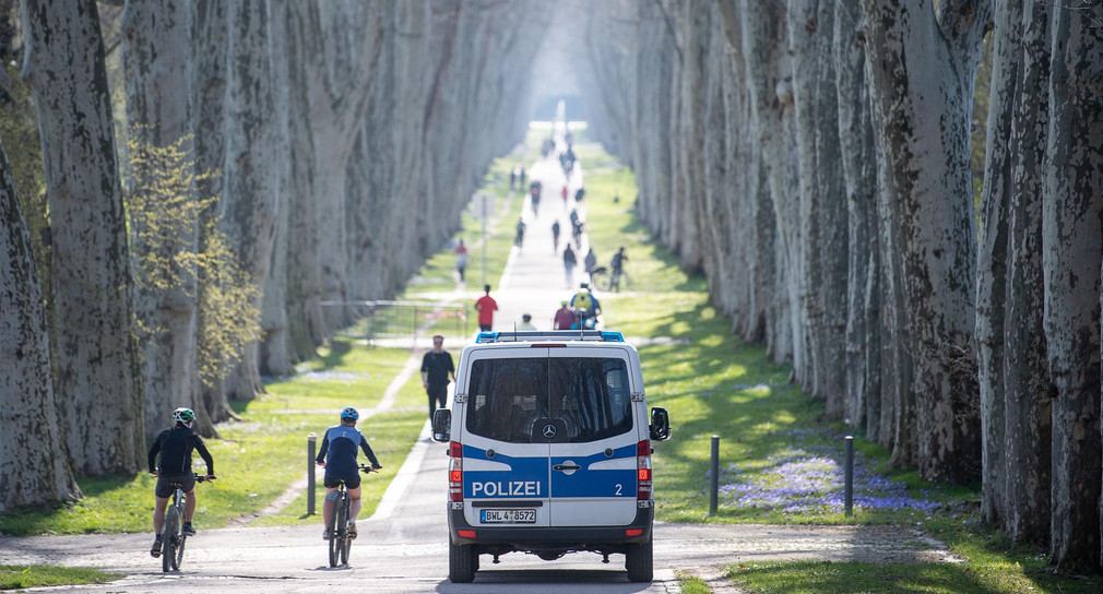 Polizeistreife im Stuttgarter Schlossgarten