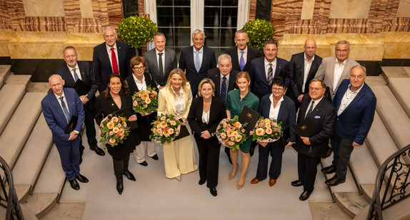 Wirtschaftsministerin Dr. Nicole Hoffmeister-Kraut (Mitte) mit den Trägerinnen und Trägern der Wirtschaftsmedaille 2025 Wirtschaftsministerin Dr. Nicole Hoffmeister-Kraut (Mitte) mit den Trägerinnen und Trägern der Wirtschaftsmedaille 2025