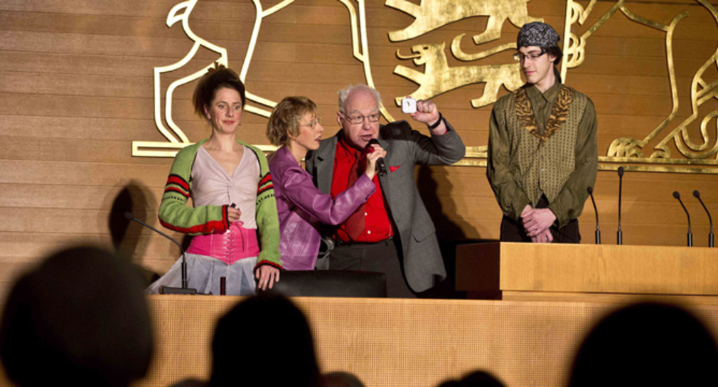 Szene aus dem Theaterstück „Bürgerbeteiligung – Ein Lustspiel“ im Landtag