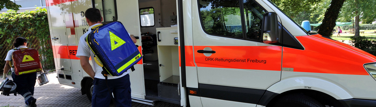 Rettungsassistenten laufen mit den Rettungsrucksäcken zu einem Einsatz. (Foto: © dpa)