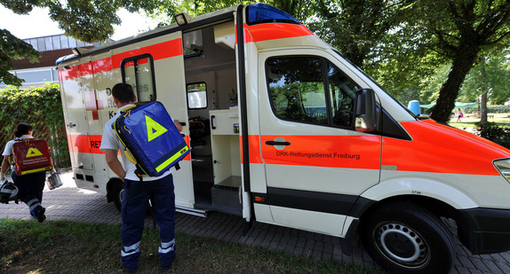 Rettungsassistenten laufen mit den Rettungsrucksäcken zu einem Einsatz. (Foto: © dpa)