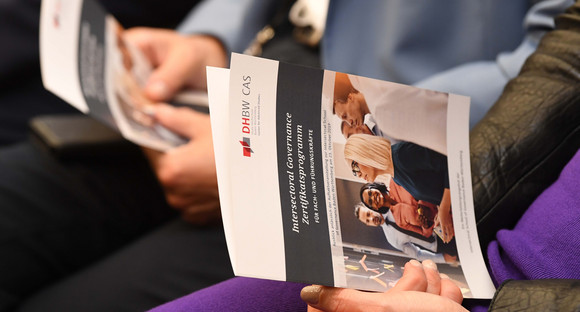 Gäste mit einer Publikation zum Intersectoral Governance Zertifikatsprogramm für Fach- und Führungskräfte (Bild: Staatsministerium Baden-Württemberg)