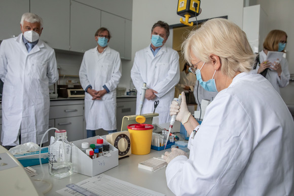 v.l.n.r.: Wolfgang Reimer, Regierungspräsident im Regierungspräsidium Stuttgart, Stefan Brockmann, Medizinaldirektor Epidemiologie und Gesundheitsberichterstattung im Landesgesundheitsamt, und Gesundheitsminister Manne Lucha (Bild: Staatsministerium Baden-Württemberg)