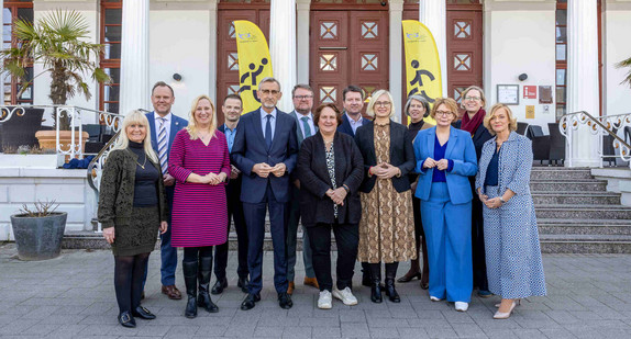 Gruppenfoto der Teilnehmenden der 53. Sportministerkonferenz auf Norderney