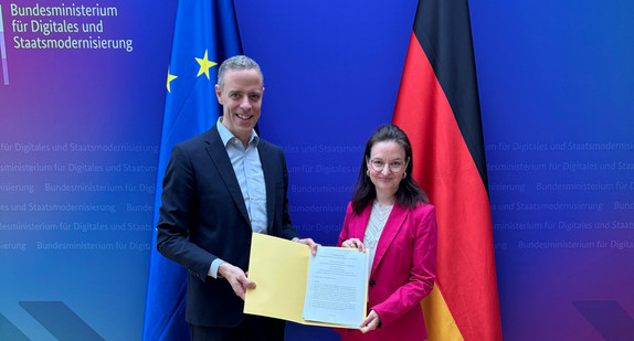 Vertragsunterzeichnung &amp;quot;Programm Flächendeckung&amp;quot; beim BMDS