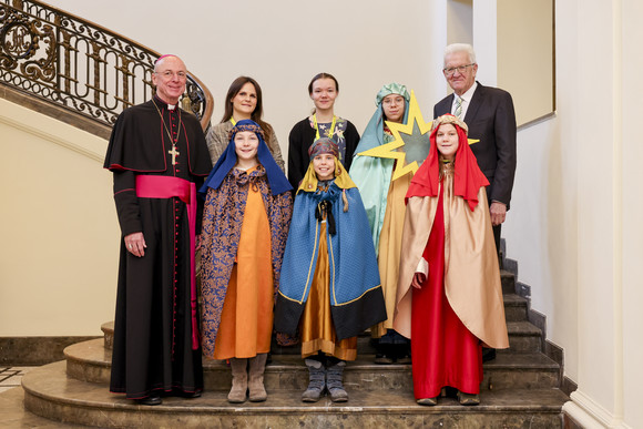 Ministerpräsident Winfried Kretschmann mit der Sternsingergruppe der Seelsorgeeinheit CleBoRA St. Bonifatius Rutesheim, Diözese Rottenburg-Stuttgart