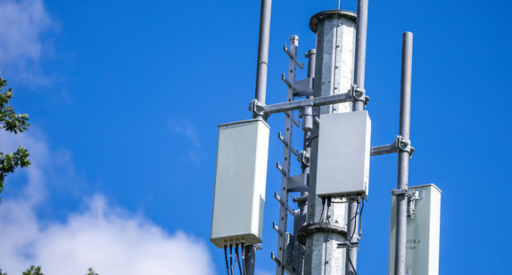 Mobilfunkantennen hängen an einem Mast für verbesserte Mobilfunk-Internetverbindungen. 