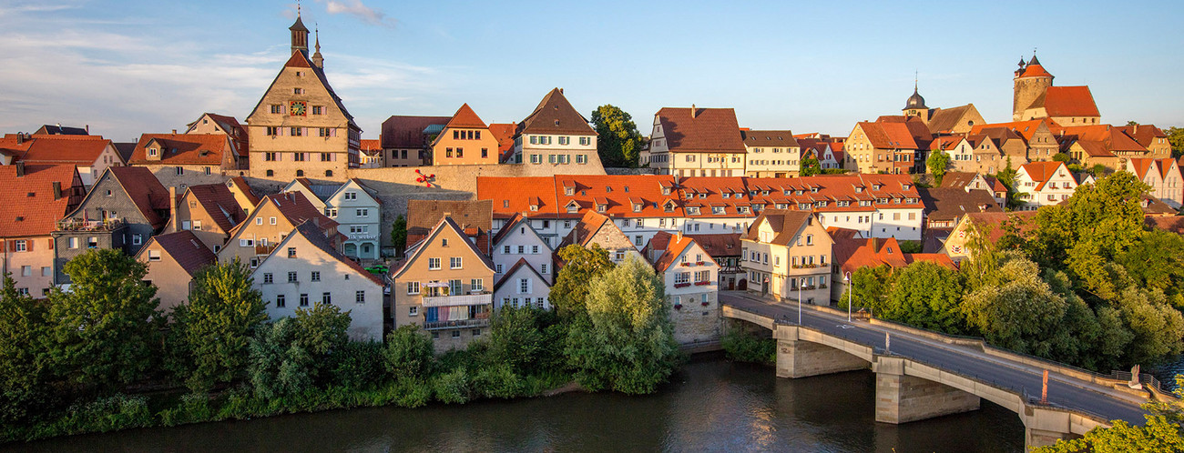 Blick auf Wasser und Häuser der Stadt Besigheim