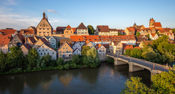 Blick auf Wasser und Häuser der Stadt Besigheim