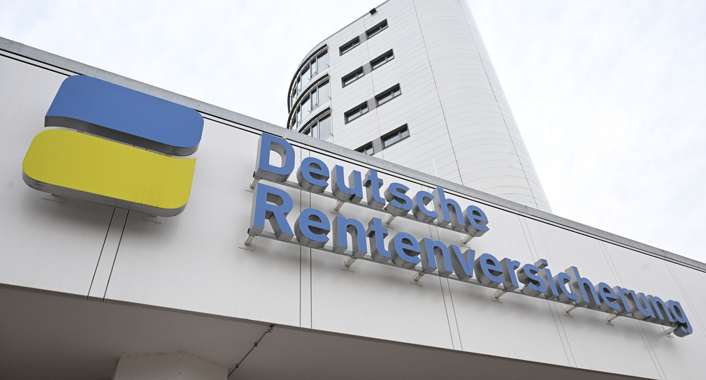 Das Logo der Deutschen Rentenversicherung Baden-Württemberg ist am Eingang eines Gebäudes der Rentenversicherung angebracht.