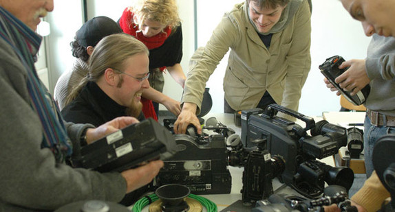 Studenten der Filmakademie Baden-Württemberg mit verschiedenen Kameras. (Bild: Filmakademie BW)