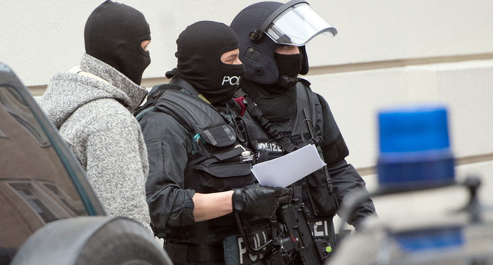 Drei Beamte eines baden-württembergischen Einsatzkommandos der Polizei bei einem Einsatz (Symbolbild: © dpa)