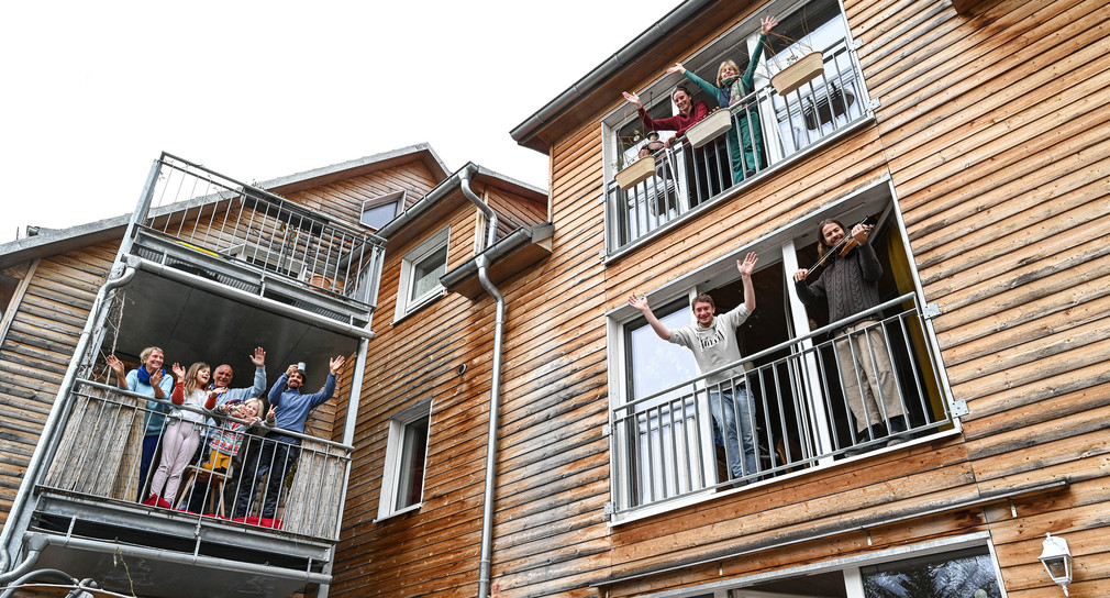 Symbolbild: Bewohner des Mehrgenerationenhauses in Überlingen stehen auf Balkonen.