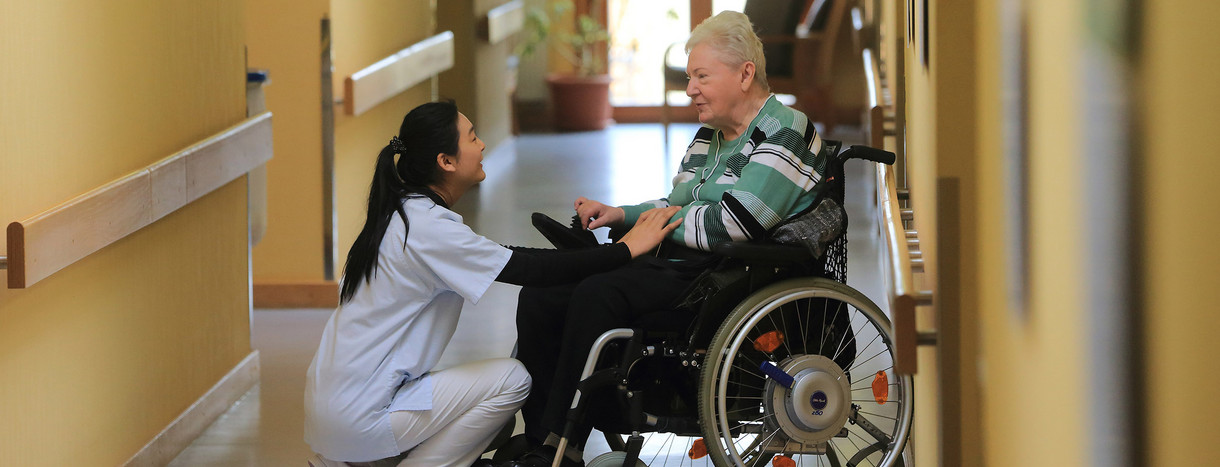 Symbolbild: Eine Pflegeassistentin mit einer Bewohnerin des Seniorenzentrums der Arbeiterwohlfahrt (AWO).