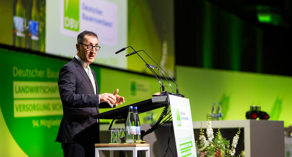 Ministerpräsident Cem Özdemir spricht während der Auftaktveranstaltung des Deutschen Bauerntags in Freiburg.