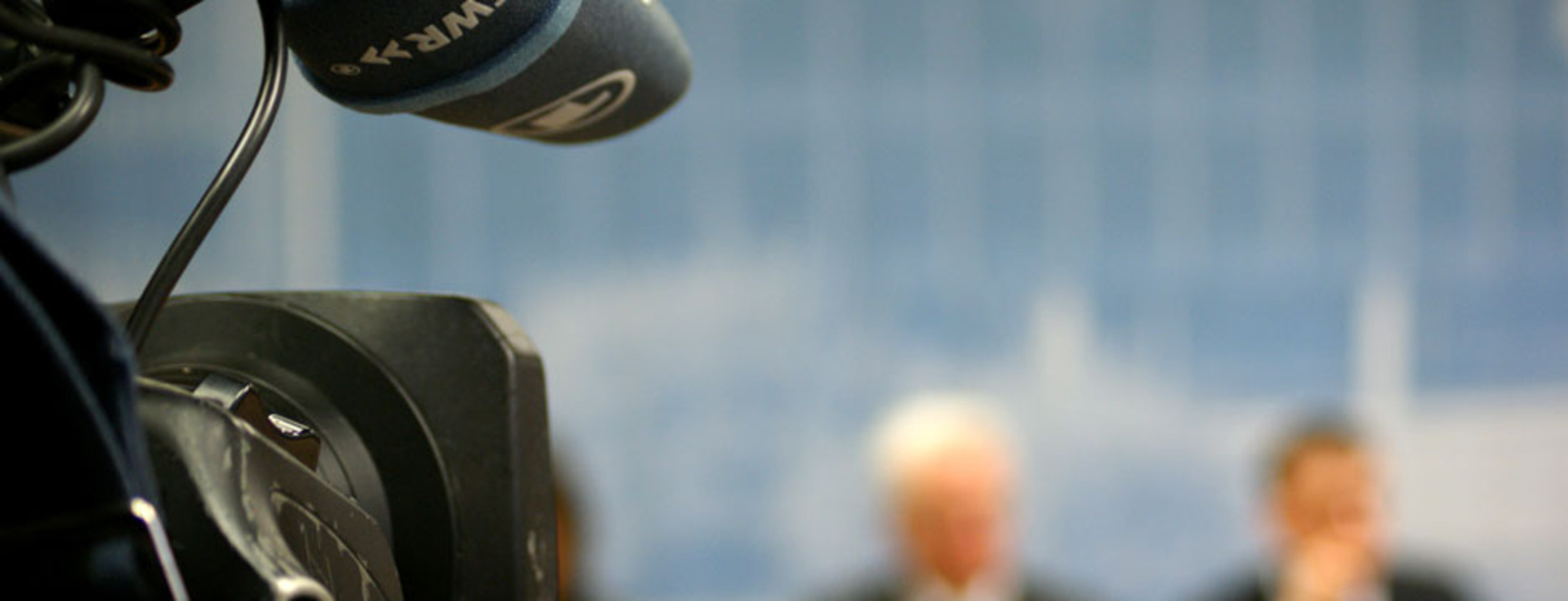 Eine Fernsehkamera filmt auf der Regierungspressekonferenz.