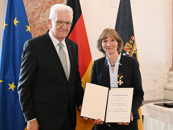 Ministerpräsident Winfried Kretschmann (links) und Prof. Dr. Dr. h.c. Aleida Assmann (rechts)