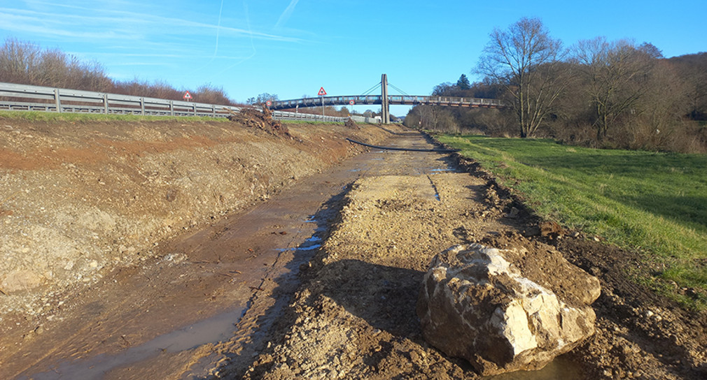 Der offene Streckenabschnitt für den Radschnellweg. Im Hintergrund ist eine Brücke zu erkennen. 
