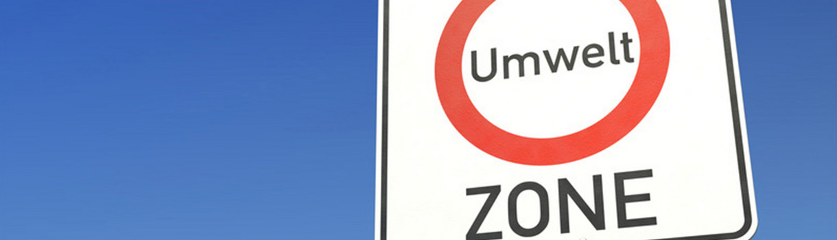 Umweltzonenschild mit grüner Plakette (Bild: Fotolia.com/ bluedesign)