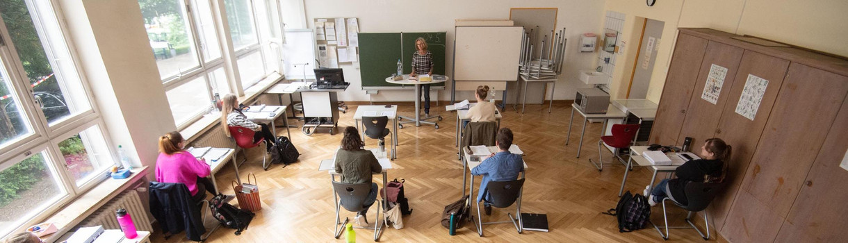 Angehende Konditorenmeister und Konditormeisterinnen nehmen am Unterricht in der Gewerblichen Schule Im Hoppenlau teil. (Bild: © picture alliance/Marijan Murat/dpa)