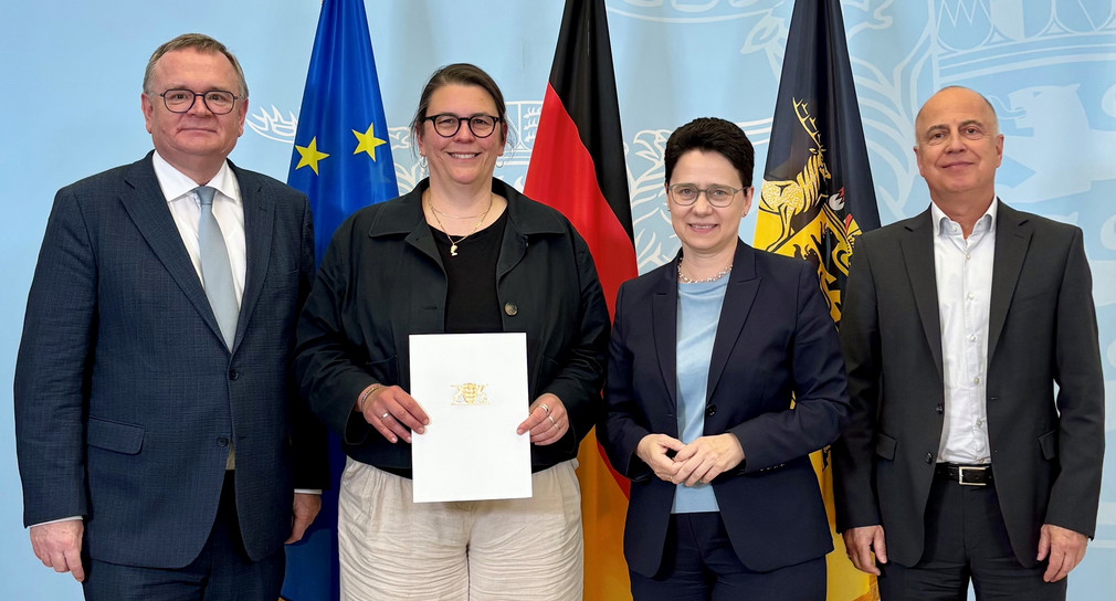 Von links nach rechts: Amtschef des Ministeriums der Justiz und für Migration Elmar Steinbacher, Leiterin der JVA Mannheim Annette Hügle, Ministerin der Justiz und für Migration Marion Gentges und Leiter der Abteilung Justizvollzug Martin Finckh