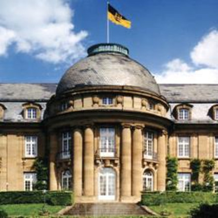 Das Staatsministerium in der Villa Reitzenstein (Parkansicht).