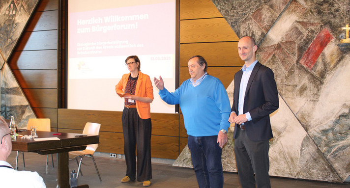 von links nach rechts: Katharina Lampe der Firma Kokonsult, der erste Bürgermeisterstellvertreter Linus Wiegand und der zukünftige Bürgermeister Matthias Kutsch begrüßten die Teilnehmerinnen und Teilnehmer zum ersten Bürgerforum. 