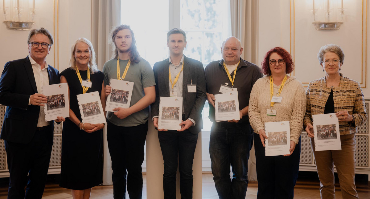 Gesundheitsminister Manfred Lucha (links) und die Staatsrätin für Zivilgesellschaft und Bürgerbeteiligung, Barbara Bosch (rechts), nehmen die Stellungnahme des Bürgerforums zum Landesnichtraucherschutzgesetz entgegen.