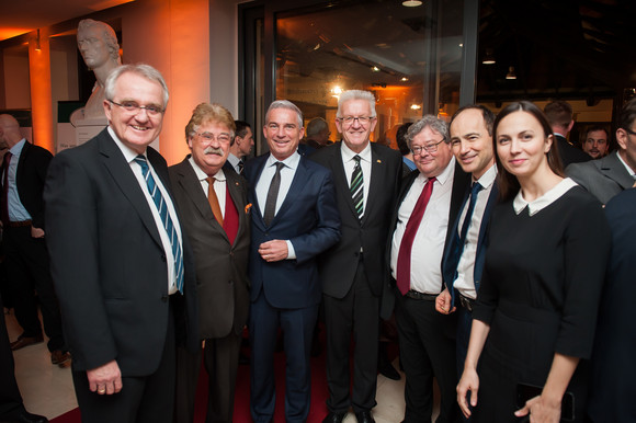 Gruppenbild mit Ministerpräsident Winfried Kretschmann (M.) und Minister Thomas Strobl (3.v.l.)(Foto: © Vertretung des Landes Baden-Württemberg bei der Europäischen Union/FKPH)