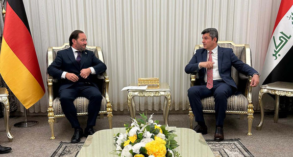 Staatssekretär Florian Haßler (links) im Gespräch mit Gouverneur Dr. Ali Tatar (rechts)