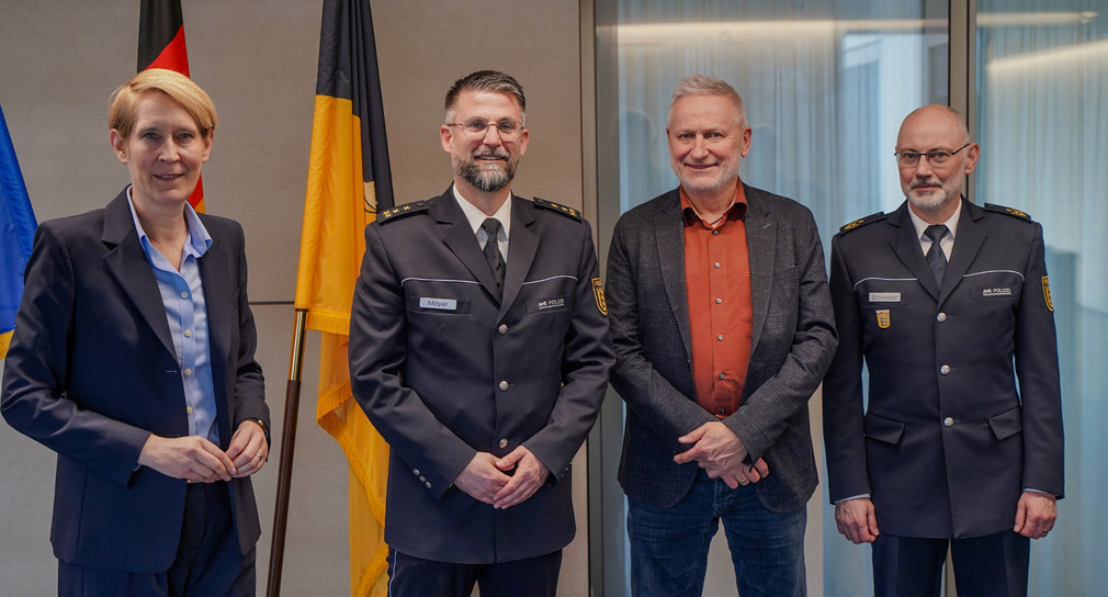 v.l.n.r.: Landespolizeipräsidentin Dr. Stefanie Hinz, Stellvertretender Leiter des Präsidiums Technik, Logistik, Service der Polizei Baden-Württemberg Fabian Mayer, Innenstaatssekretär Thomas Blenke MdL, Landespolizeidirektor Norbert Schneider