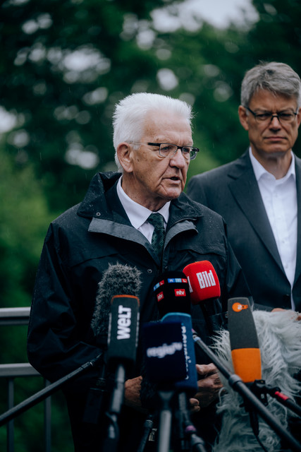 Ministerpräsident Winfried Kretschmann spricht vor der Presse