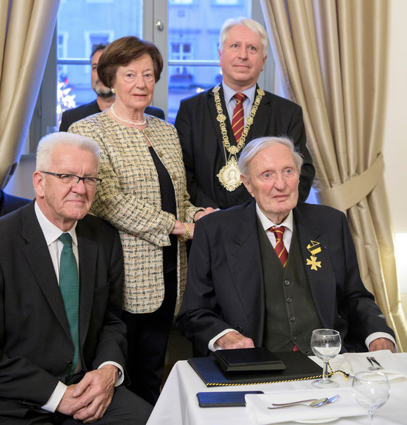 Ministerpräsident Winfried Kretschmann (l.) und Prof. Dr. Dr. h. c. Diether Raff (r.), stehend dahinter Raffs Ehefrau Margot (l.) und der Rektor der Universität Heidelberg, Prof. Dr. Bernhard Eitel (r.) (Bild: Universität Heidelberg – Kommunikation und Marketing, Foto: Philipp Rothe)