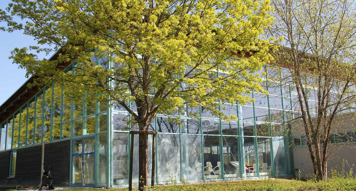 Außenansicht des Hallenbads in Aichtal