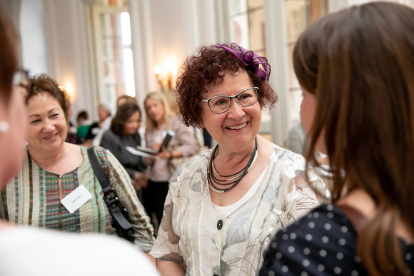 Gerlinde Kretschmann im Gespräch  mit Gästen (Bild: Staatsministerium Baden-Württemberg)