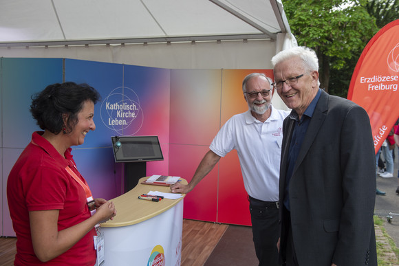 Ministerpräsident Winfried Kretschmann (rechts) beim Gang über die Kirchenmeile.