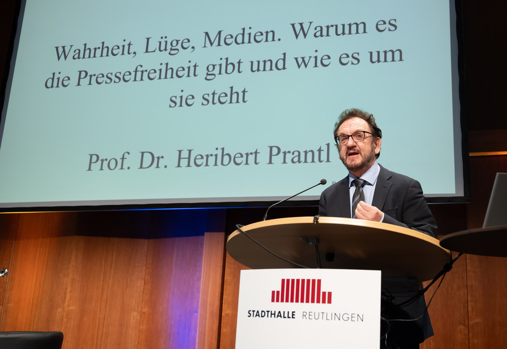 Heribert Prantl spricht bei seiner Keynote auf der Demokratiekonferenz 2023.