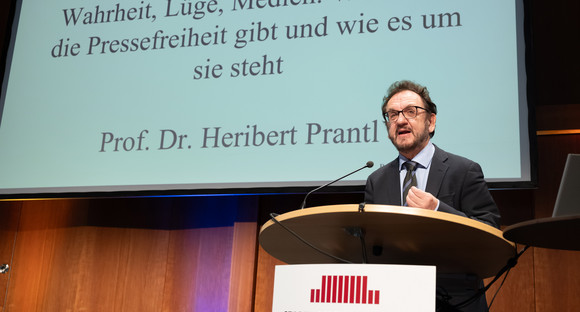 Heribert Prantl spricht bei seiner Keynote auf der Demokratiekonferenz 2023.