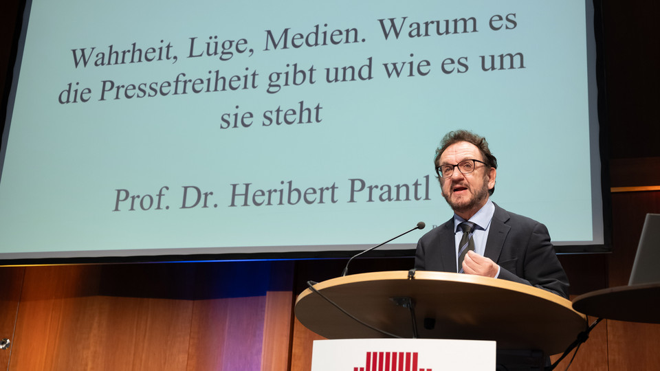 Heribert Prantl spricht bei seiner Keynote auf der Demokratiekonferenz 2023.