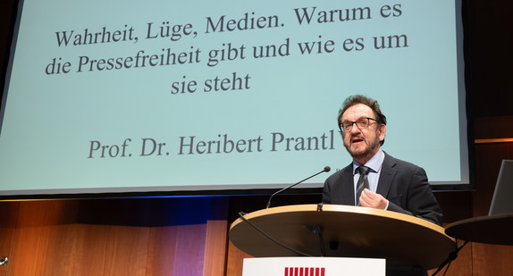 Heribert Prantl spricht bei seiner Keynote auf der Demokratiekonferenz 2023.