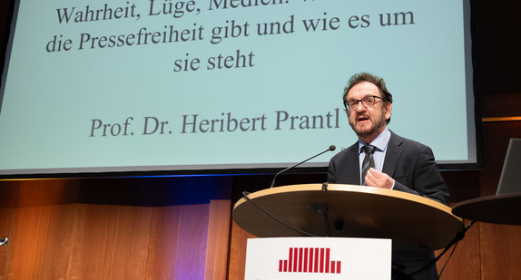 Heribert Prantl spricht bei seiner Keynote auf der Demokratiekonferenz 2023.