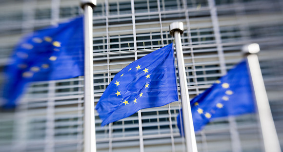 EU-Fahnen wehen vor der EU-Kommission in Brüssel. 