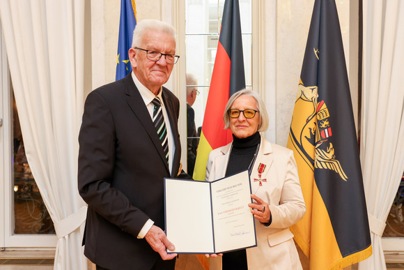 Ministerpräsident Winfried Kretschmann (links) und Maria Luise Wipfler (rechts)