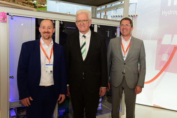 Ministerpräsident Winfried Kretschmann (M.) am Stand der LAUDA DR. R. WOBSER GmbH & Co.KG 