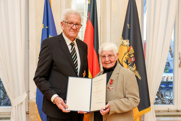 Ministerpräsident Winfried Kretschmann (links) und Inge Gula (rechts)