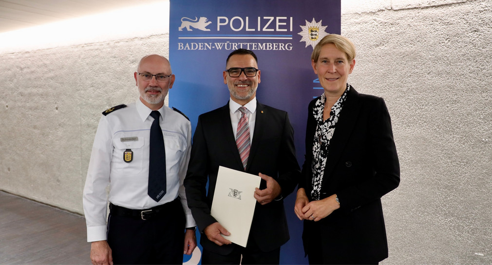 v.l.n.r.: Landespolizeidirektor Norbert Schneider, Leitender Kriminaldirektor Raoul Hackenjos, Landespolizeipräsidentin Dr. Stefanie Hinz