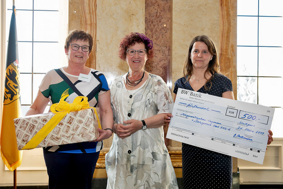 Gerlinde Kretschmann (M.) bei der Übergabe einer Spende an Vertreterinnen des Mehrgenerationenhauses Langenau (Bild: Staatsministerium Baden-Württemberg)