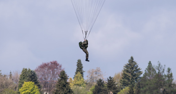 Ein Soldat des Kommando Spezialkräfte der Bundeswehr (KSK) bei einer Sprungübung mit Fallschirm.
